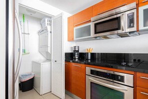 Fridge, microwave, oven, stovetop - High-end & Chic in DWTN Miami 1BR Bayside Condo close to FTX Arena (Miami)