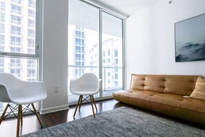 TV - High-end & Chic in DWTN Miami 1BR Bayside Condo close to FTX Arena (Miami)