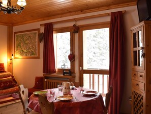 Dining - Cozy 2-Room Apt for 4 Near Ski Slopes and Shops, Méribel (Méribel)