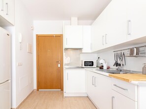 Fridge, microwave, coffee/tea maker, toaster - New Apartment in Pedestrian Zone, Central Málaga – Comfortable, Quiet, Fully Equipped, Near Beach & Museums (Málaga)