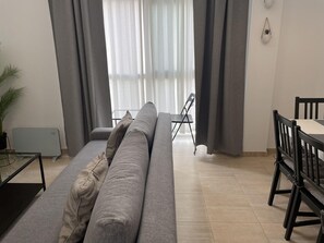 TV - New Apartment in Pedestrian Zone, Central Málaga – Comfortable, Quiet, Fully Equipped, Near Beach & Museums (Málaga)