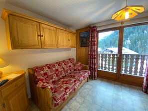 TV - Cozy studio near center, balcony and parking (Châtel)