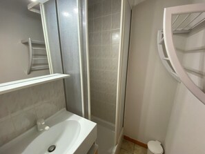 Bathroom - Cozy studio near center, balcony and parking (Châtel)