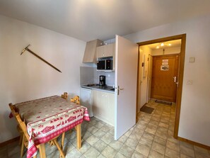 Interior - Cozy studio near center, balcony and parking (Châtel)