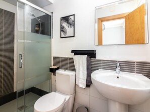 Hair dryer, towels - Spacious 1-Bedroom Apartment in Central Malaga with French Balcony and High-Speed WiFi (Málaga)