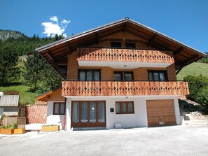 Exterior - Apartment with Sunny Terrace in La Chapelle-d'Abondance (La Chapelle-d'Abondance)
