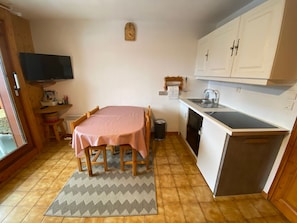 Fridge, microwave, dishwasher, cookware/dishes/utensils