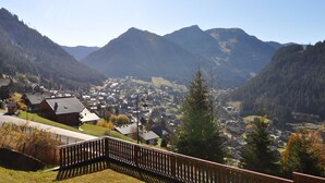 A mountain town with a view of the valley and mountains. - Charming apartment in Petit-Châtel, pets allowed (Châtel)