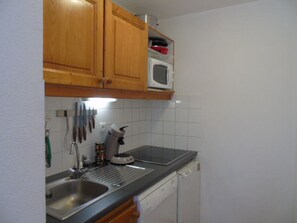 Fridge, microwave, dishwasher, coffee/tea maker