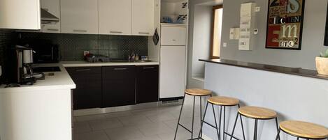Kühlschrank, Mikrowelle, Geschirrspüler, Hochstuhl