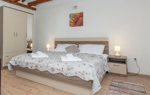 4 bedrooms, iron/ironing board, travel cot, free WiFi