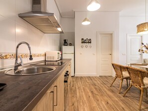 Kjøleskap, mikrobølgeovn, ovn og kaffetrakter/tekoker