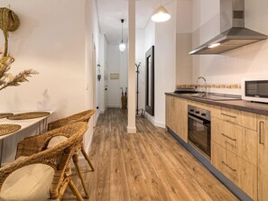 Kühlschrank, Mikrowelle, Ofen, Wasserkocher mit Kaffee-/Teezubehör