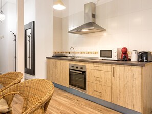 Geladeira, micro-ondas, fogão, cafeteira/chaleira