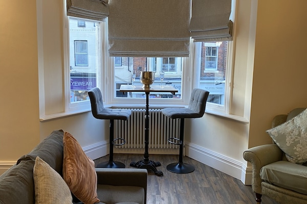 Una televisión de pantalla plana