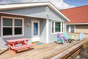 Outdoor dining - Location is everthing at Amy-Lew! (Surf City)