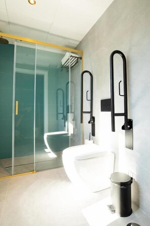 Superior Triple Room | Bathroom | Rainfall showerhead, designer toiletries, hair dryer, towels - Hotel Casa do Estanco (Quiroga)