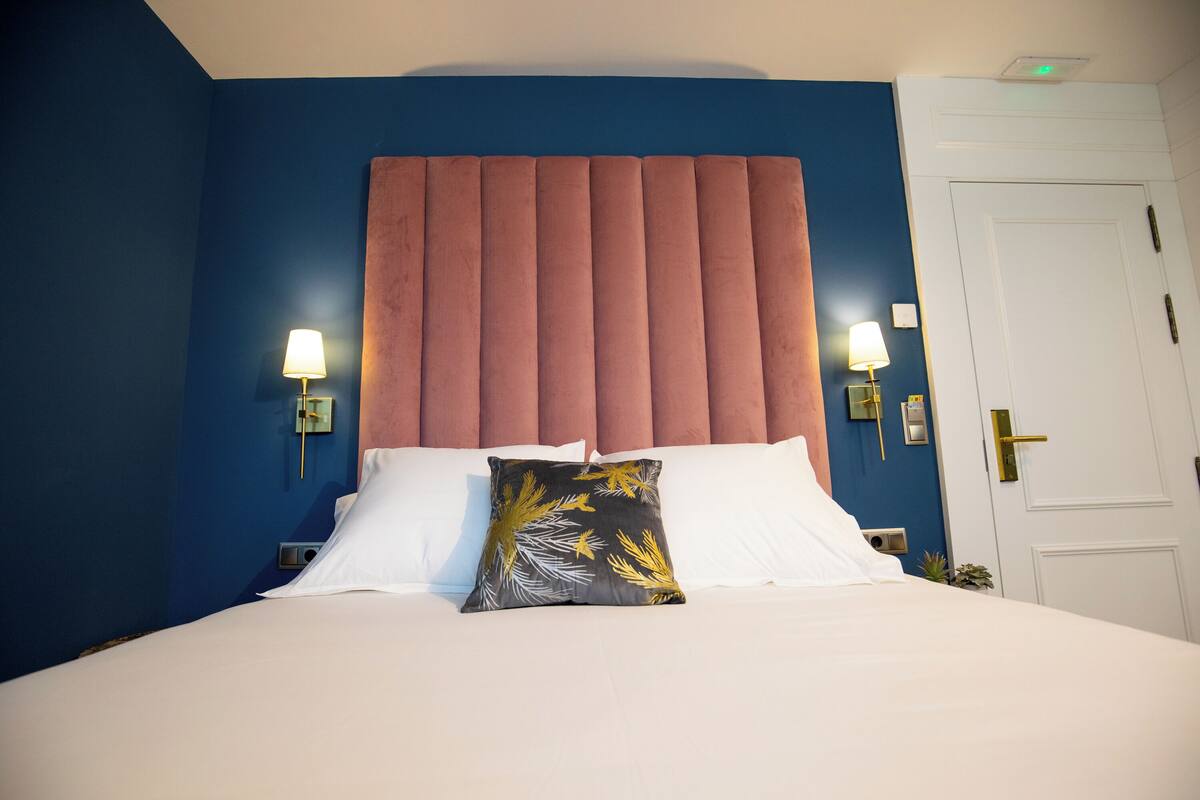 Habitación 102: Deluxe doble, 1 cama de matrimonio | Sábanas de algodón egipcio y ropa de cama de alta calidad 