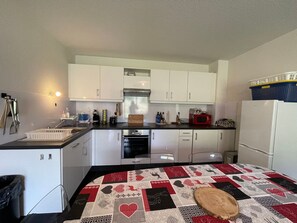 Een koelkast, een magnetron, een vaatwasser