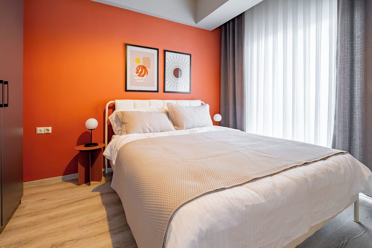 Deluxe Apartment | 1 bedroom, blackout drapes, iron/ironing board, free cribs/infant beds