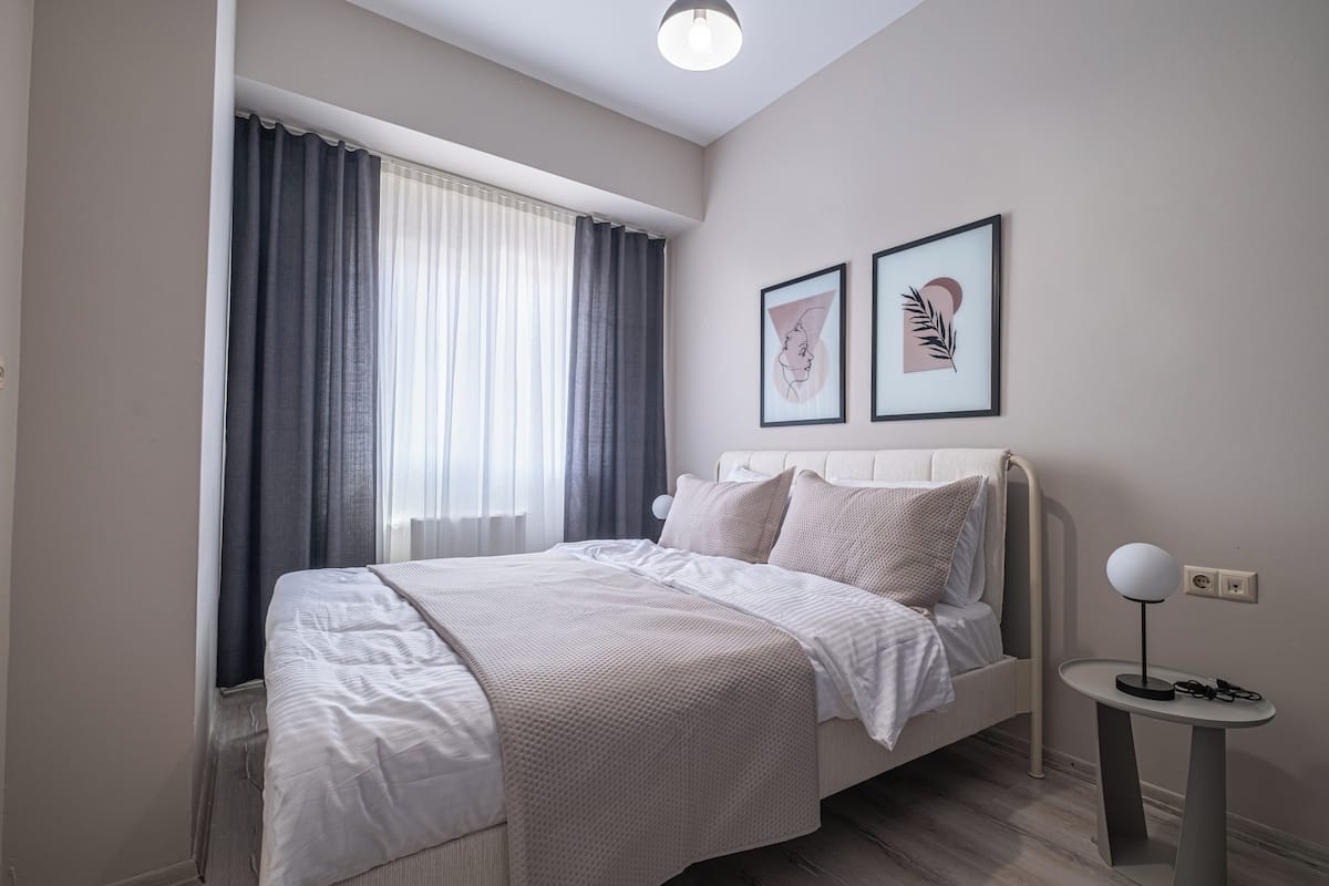 Basic Apartment | 1 bedroom, blackout drapes, iron/ironing board, free cribs/infant beds