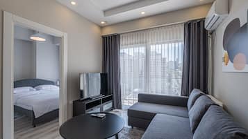 Apartemen Basic | Area keluarga | Smart TV 50-inci dengan saluran TV digital, TV, dan Netflix