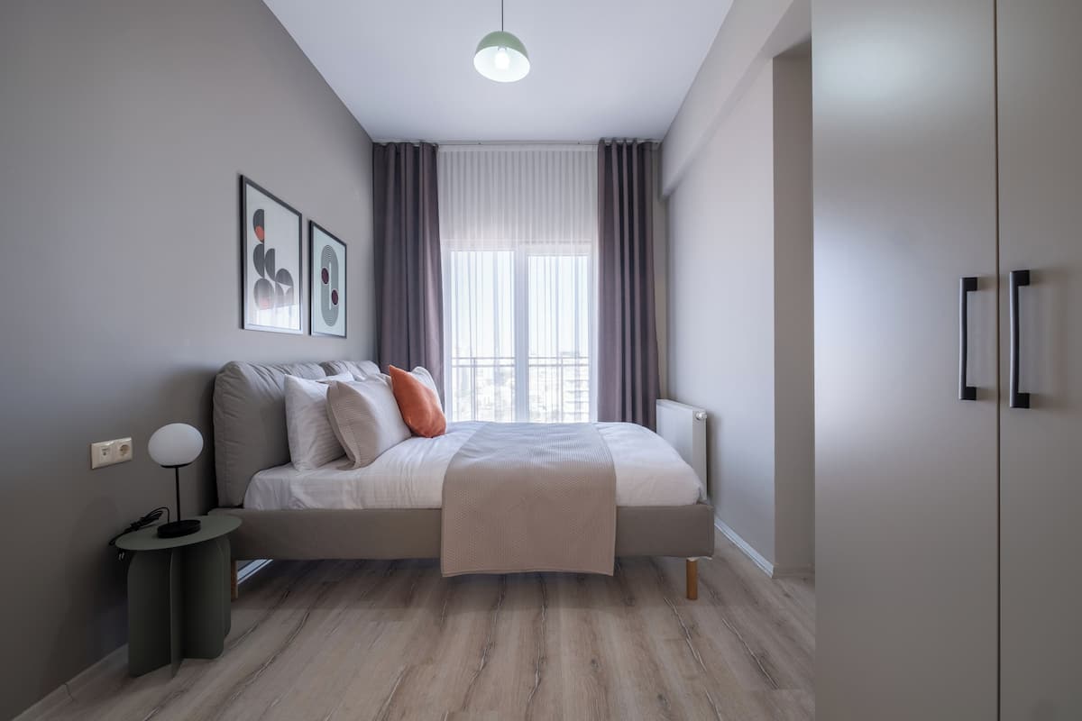 Grand Apartment | 1 bedroom, blackout drapes, iron/ironing board, free cribs/infant beds