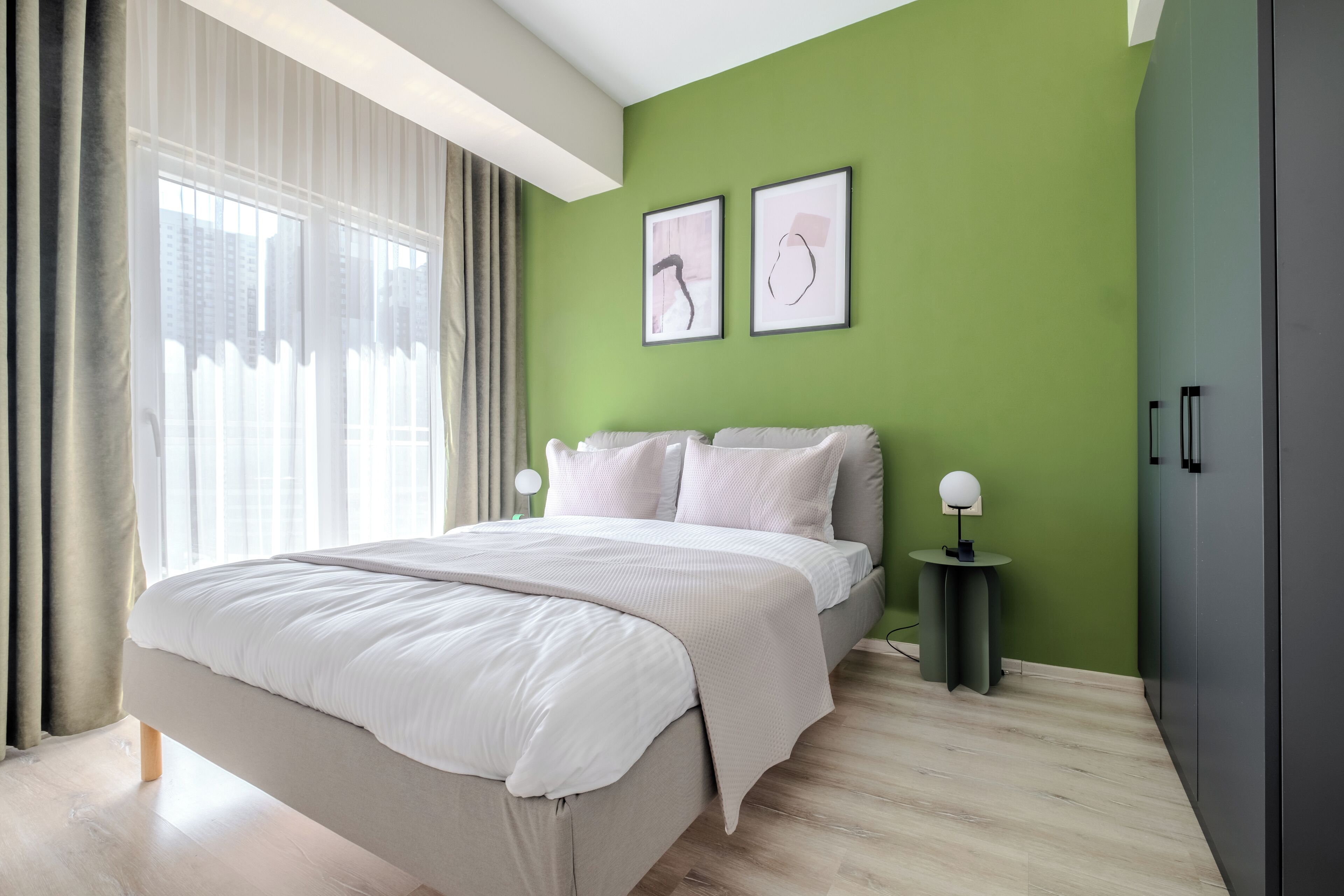 Lägenhet Basic | Mörkläggningsgardiner, strykjärn/strykbräda och gratis barnsängar