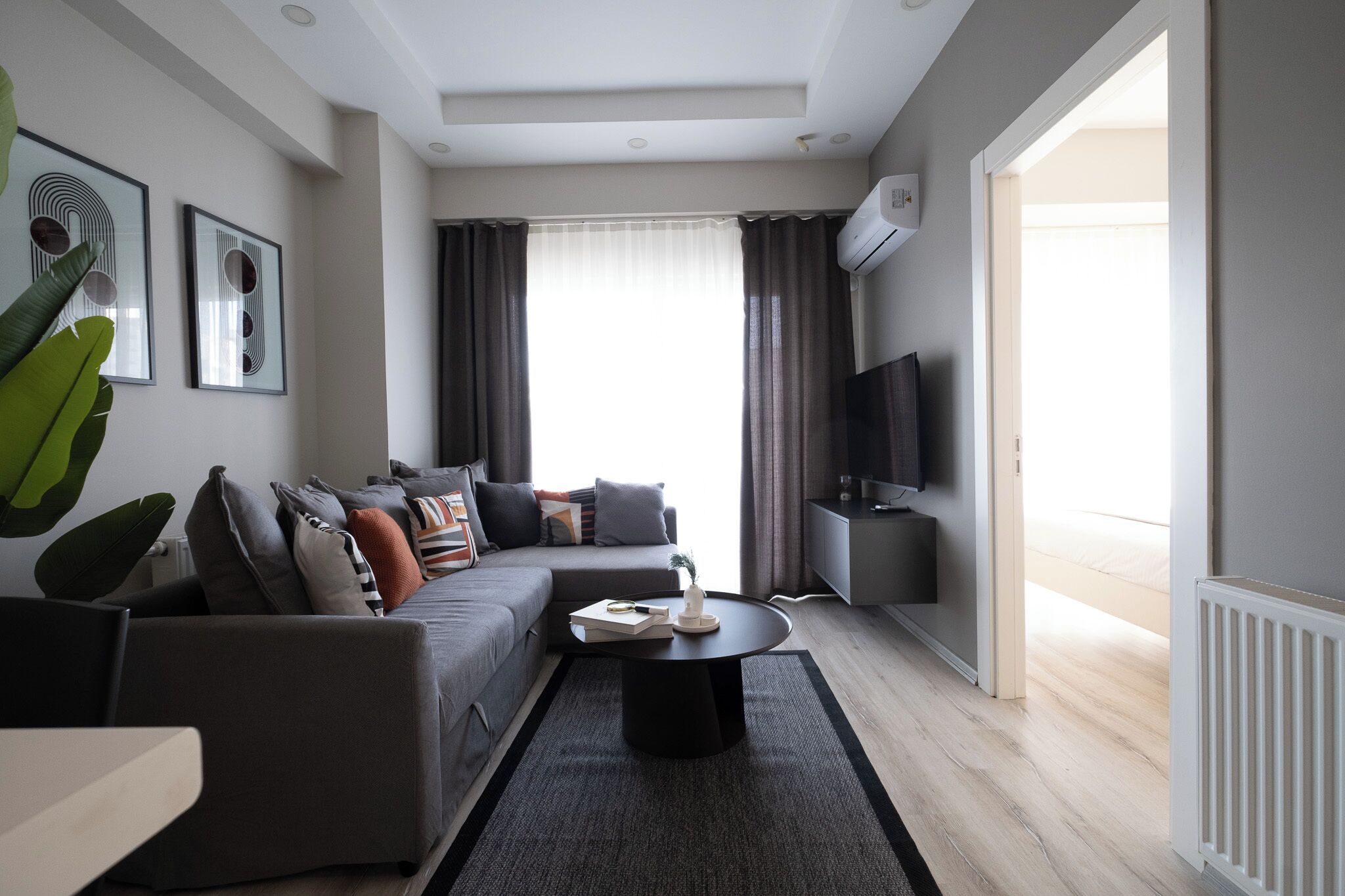 Lägenhet Basic | Mörkläggningsgardiner, strykjärn/strykbräda och gratis barnsängar