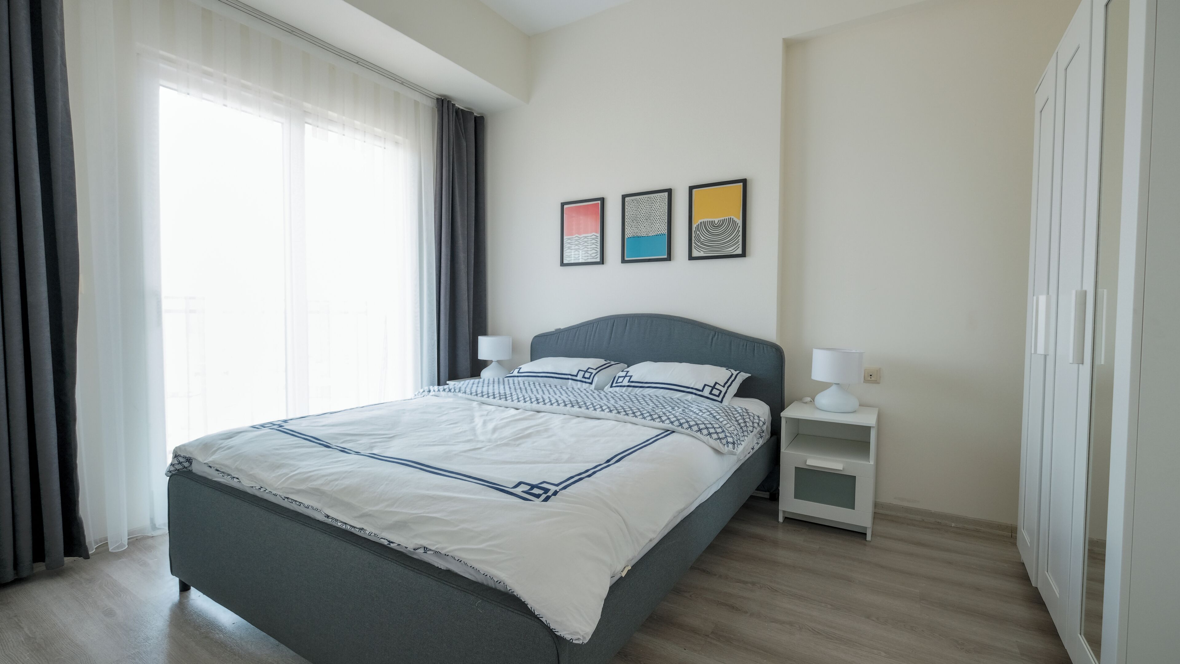 Mörkläggningsgardiner, strykjärn/strykbräda och gratis barnsängar