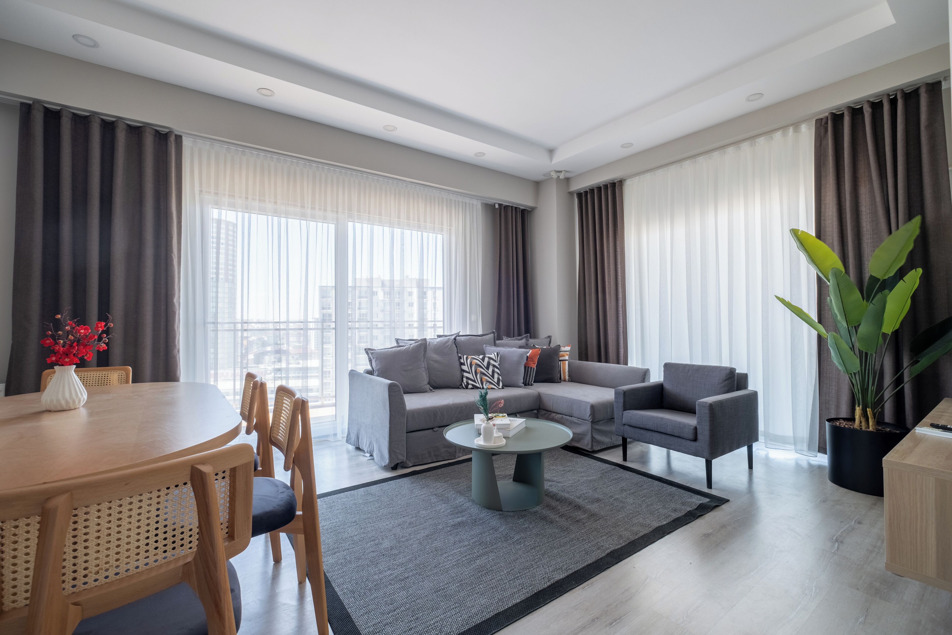 Grand-Apartment | Wohnbereich | 50-Zoll-Smart-TV mit Digitalempfang, Fernseher, Netflix