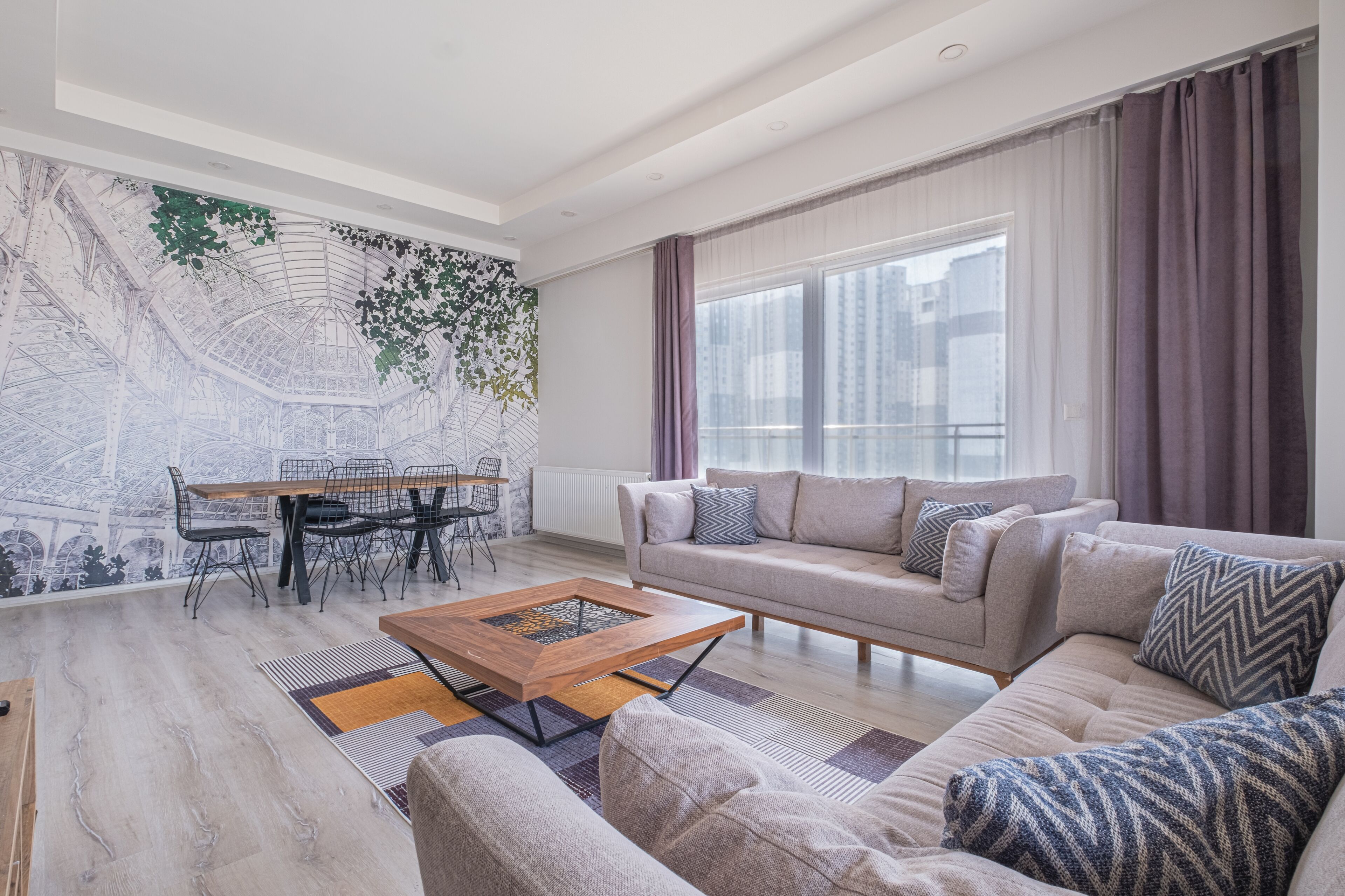 Una sala de estar moderna con sofá, mesa de centro y comedor.