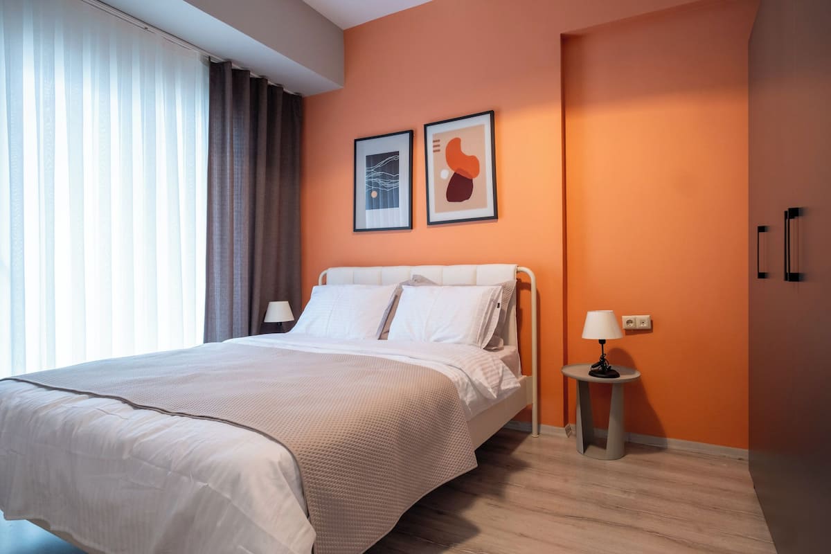 Design Apartment | 1 bedroom, blackout drapes, iron/ironing board, free cribs/infant beds