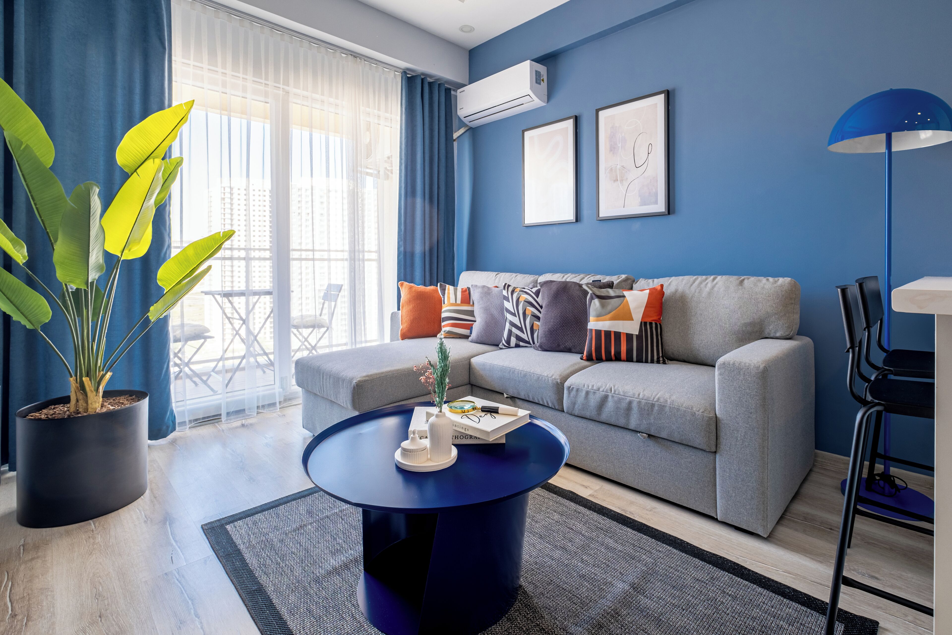 Basic Apartment | Ruang tamu | 50 inci sebuah televisyen pintar dengan digital, TV, Netflix