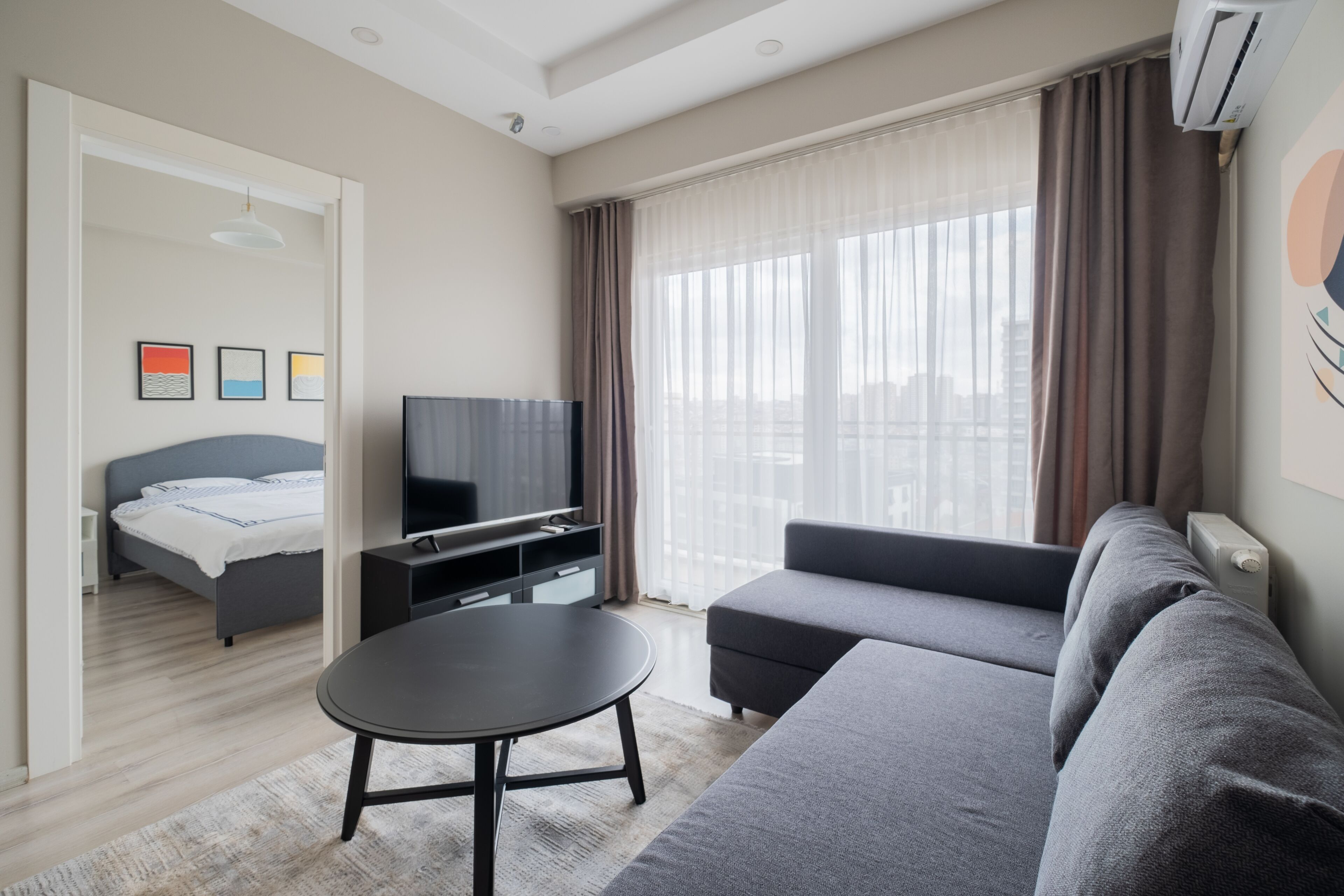 Romantisk lägenhet | Mörkläggningsgardiner, strykjärn/strykbräda och gratis barnsängar