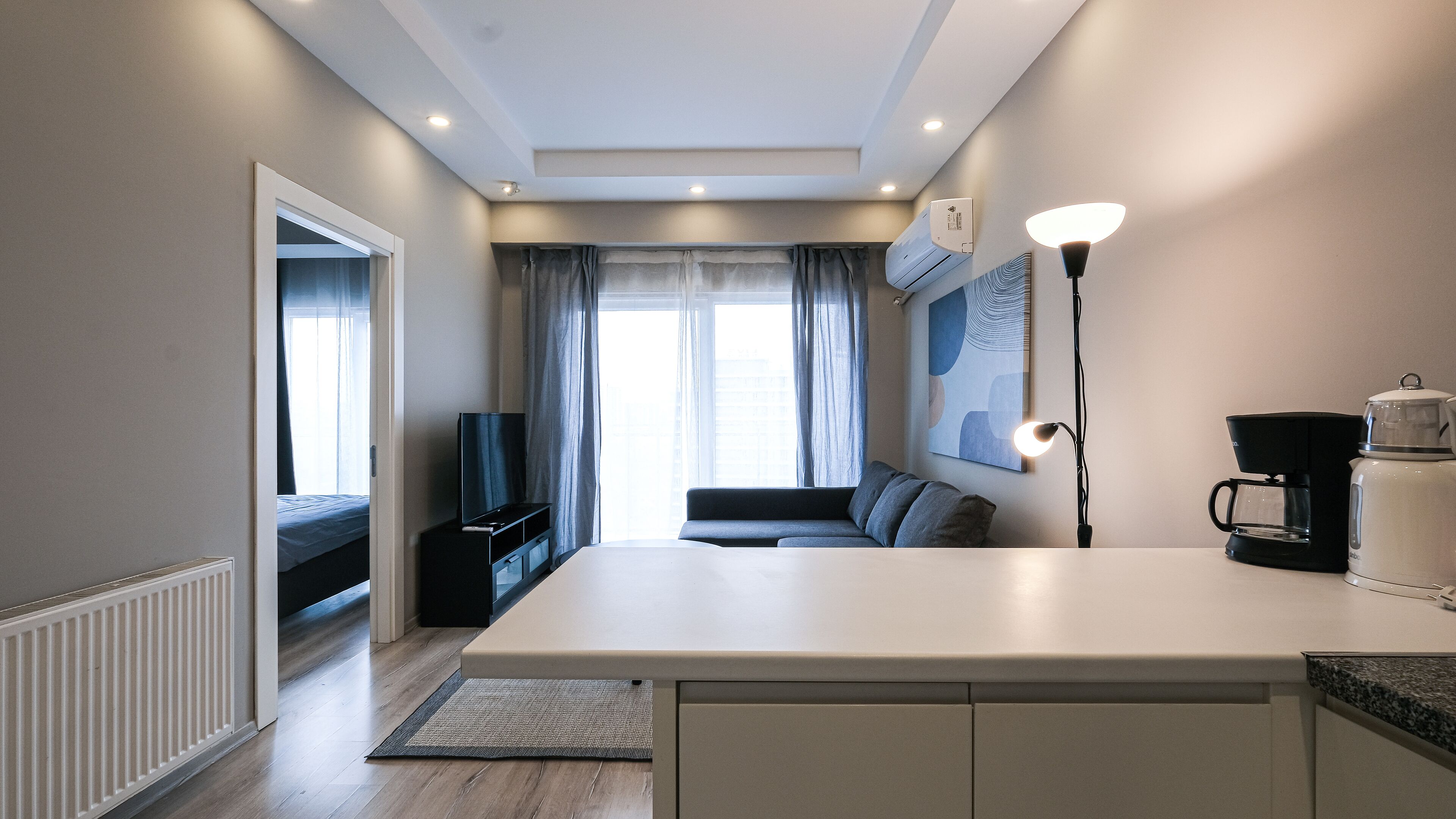 Lägenhet Design | Vardagsrum | 50-tums smart-tv med digitalkanaler, tv och Netflix