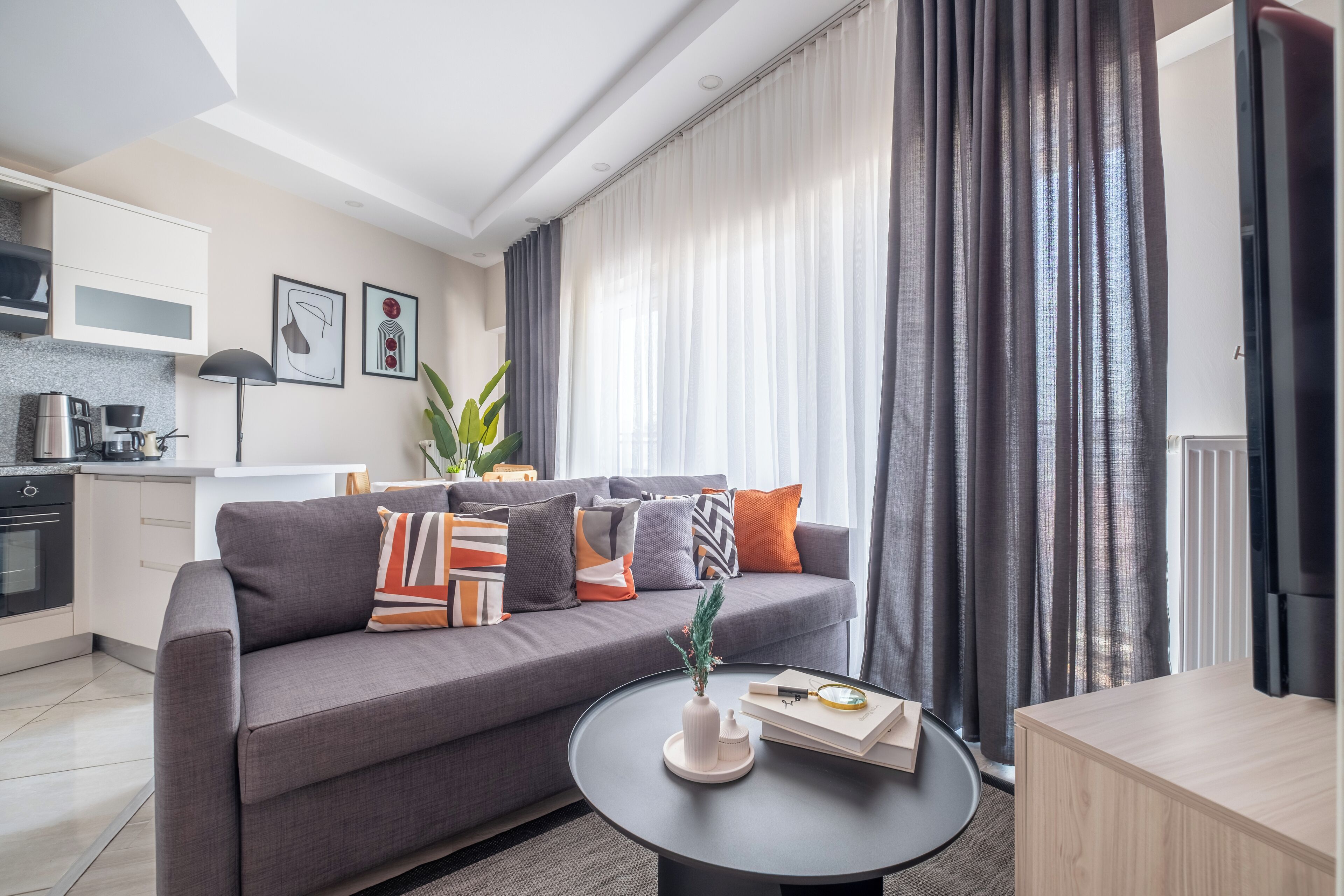 Basic-Apartment | Wohnbereich | 50-Zoll-Smart-TV mit Digitalempfang, Fernseher, Netflix