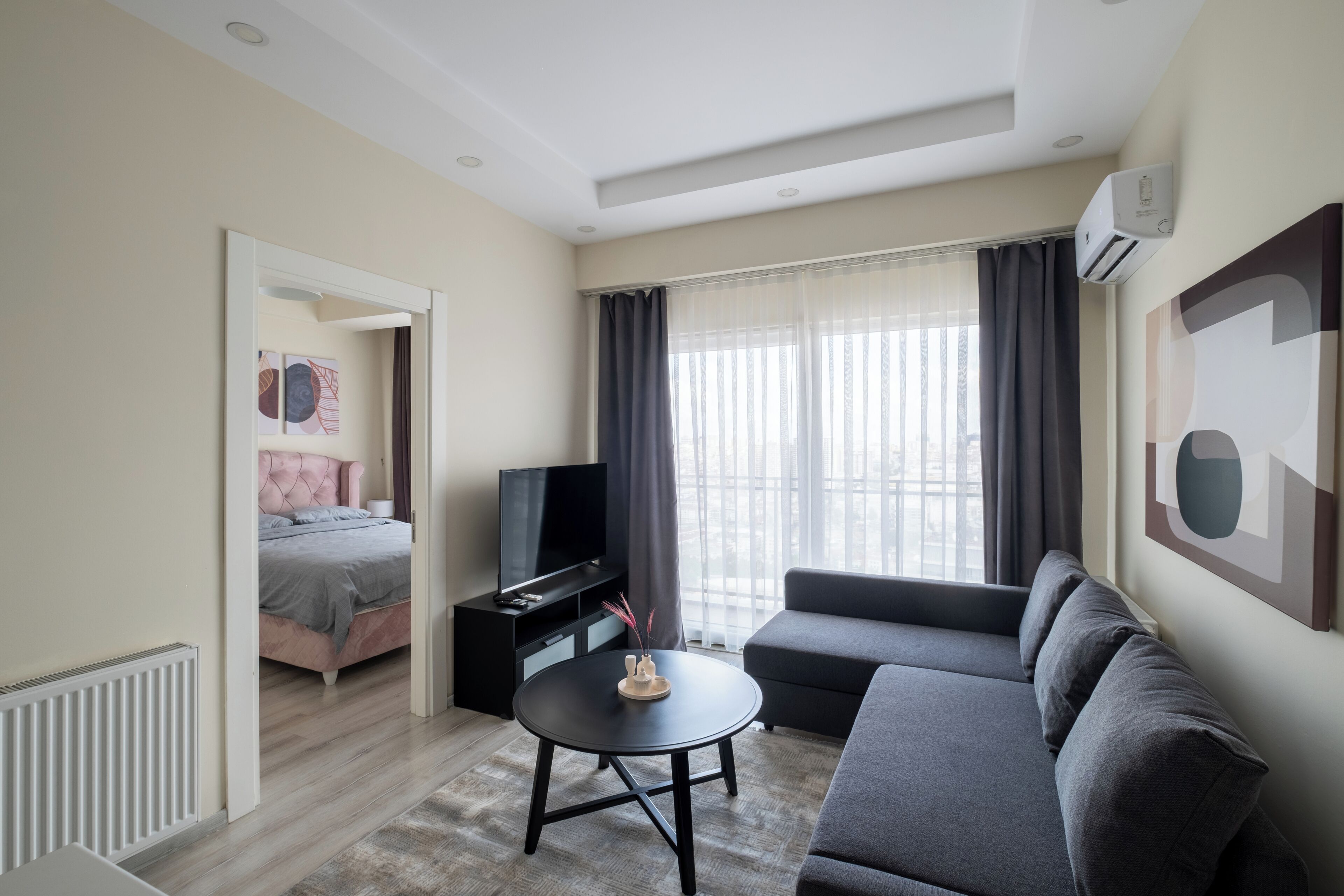 Lägenhet Basic | Vardagsrum | 50-tums smart-tv med digitalkanaler, tv och Netflix