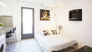 A modern bedroom with a bed, a desk, and a chair. - GregBnb - Le Lacordaire - Toulon Ouest (Toulon)