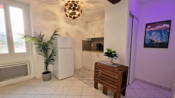 Standard Apartment | Private kitchen | Mini-fridge, microwave, stovetop, cookware/dishes/utensils