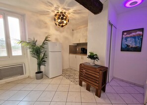 Apartamento estándar | Cocina privada | Frigorífico pequeño, microondas, placa de cocina y utensilios de cocina