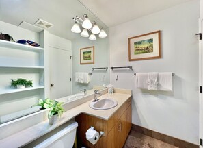 Combined shower/bathtub, hair dryer, towels