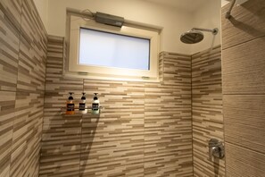Shower, hair dryer, bidet, towels - Modern apartment in period building (Bergamo)