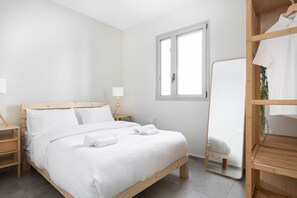 2 bedrooms, desk, free WiFi - Chic Urban Getaway with Balcony & Mamad by Sea N Rent (Tel Aviv)