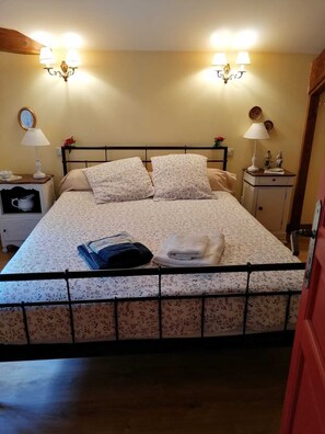 5 bedrooms, desk, iron/ironing board, free WiFi