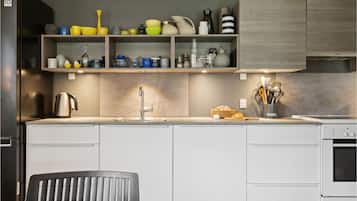 Køleskab, kogeplade, opvaskemaskine, kaffe-/temaskine