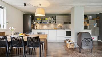 Fridge, stovetop, dishwasher, coffee/tea maker