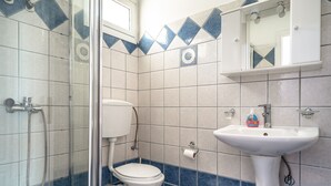 Dusj, hårføner og håndklær