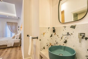Junior-Suite, Balkon | Badezimmer | Dusche, Handtücher, Toilettenpapier