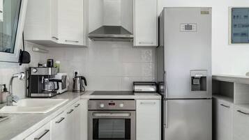 冷蔵庫、オーブン、コンロ、食器洗い機